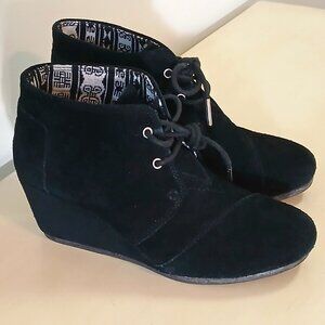 Toms black suede lace-up wedge ankle booties - size 7W